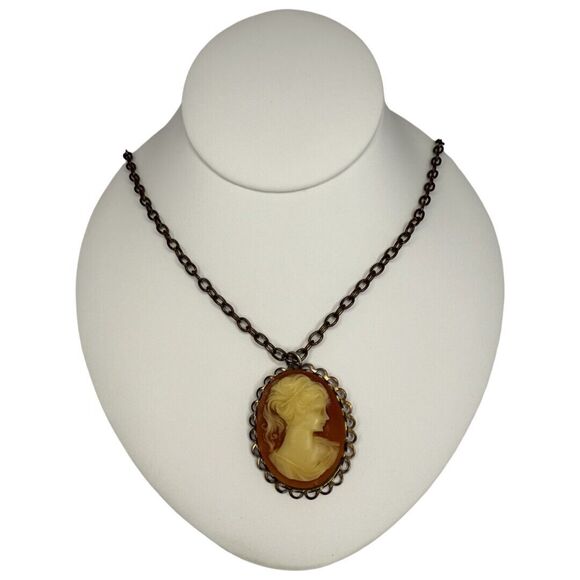 VTG Cameo Woman Sillouette Pendant Brass Necklace 22"  Cottagecore Trendy - Picture 1 of 14